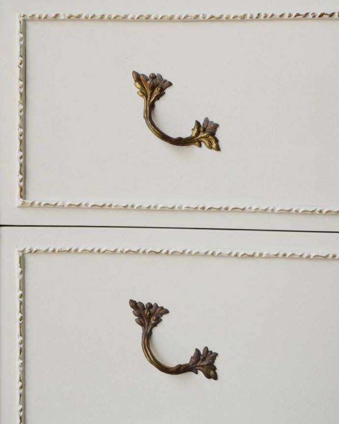 アンティークのチェスト　アンティーク家具　ドレッシーなアンティークのフレンチ家具、5段引き出しのチェスト。開ける度にワクワクする取っ手フランスらしい優雅なデザインは取っ手にも。(q-1574-f)