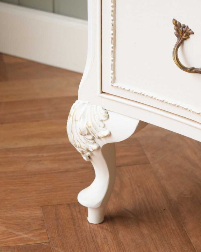 アンティークのチェスト　アンティーク家具　ドレッシーなアンティークのフレンチ家具、5段引き出しのチェスト。女性1人でラクラク運べちゃう仕掛けHandleのアンティークは、脚の裏にフェルトキーパーをお付けしています。(q-1574-f)