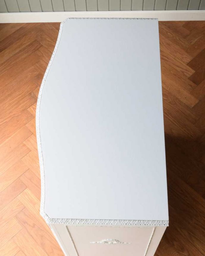 アンティークのチェスト　アンティーク家具　ドレッシーなアンティークのフレンチ家具、5段引き出しのチェスト。何を置こうかな･･･？上から見るとチェストはこんな形になっています。(q-1574-f)