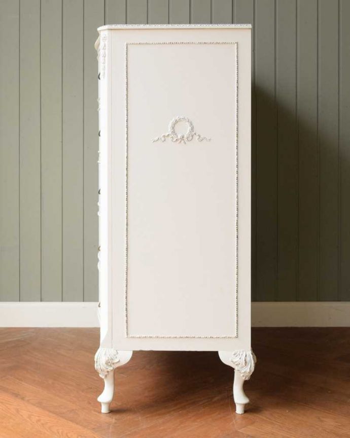 アンティークのチェスト　アンティーク家具　ドレッシーなアンティークのフレンチ家具、5段引き出しのチェスト。横から見てもステキ実はサイドにも美しい彫が入っているんです。(q-1574-f)