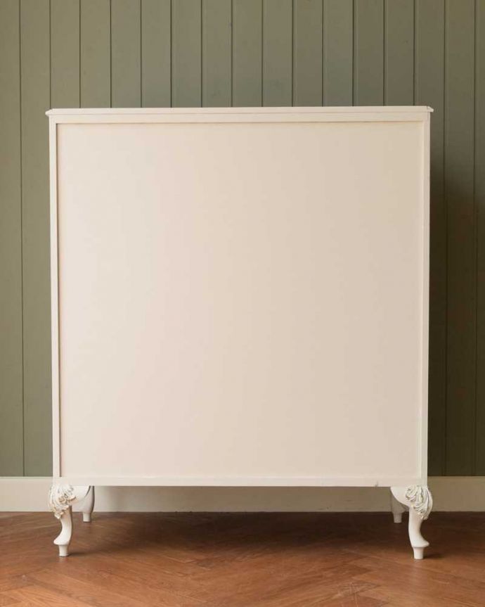 アンティークのチェスト　アンティーク家具　ドレッシーなアンティークのフレンチ家具、5段引き出しのチェスト。後ろ姿も女性らしく後ろ姿にも気を使っています。(q-1574-f)