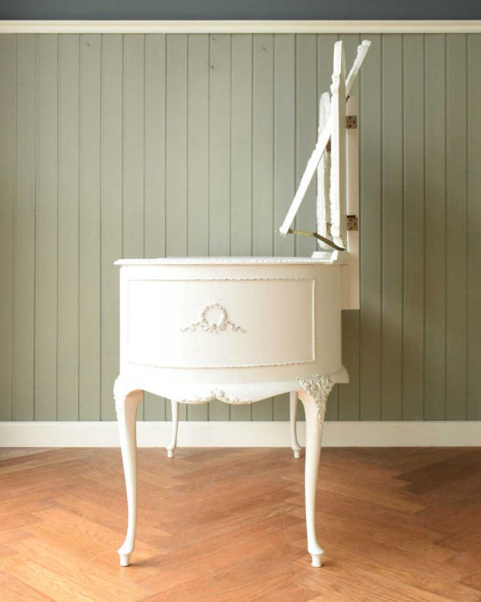 アンティークのドレッサー　アンティーク家具　憧れの可愛いドレッシングテーブル（鏡台）、アンティークのフレンチインテリア。横から見てもステキフランスらしく優雅な横顔。(q-1575-f)