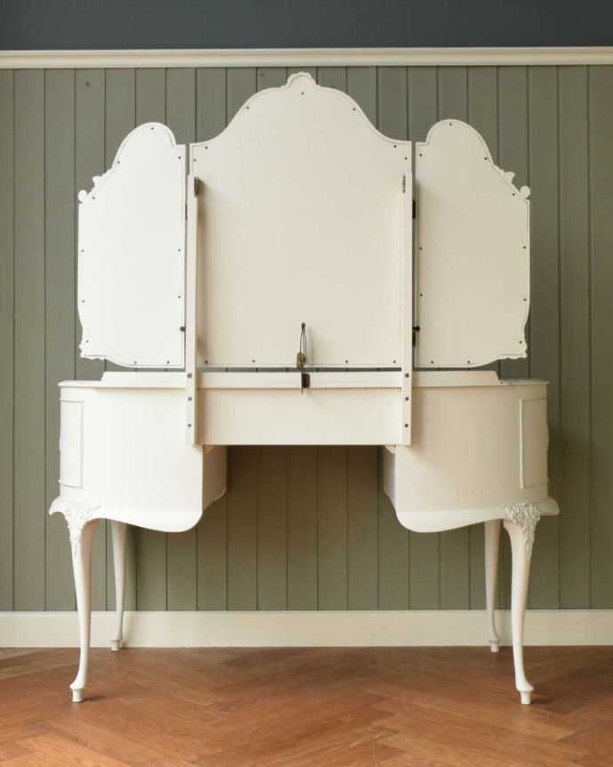 アンティークのドレッサー　アンティーク家具　憧れの可愛いドレッシングテーブル（鏡台）、アンティークのフレンチインテリア。優雅な後ろ姿アンティークは新品ではないので経年変化によるキズはありますが、専門の職人が修復したので後ろ姿もキレイです。(q-1575-f)