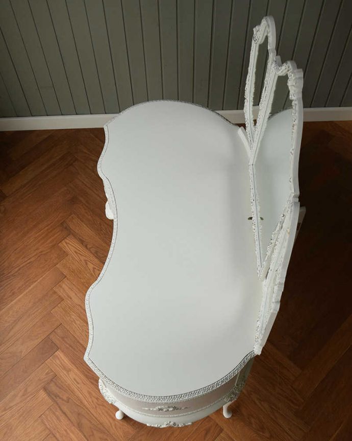 アンティークのドレッサー　アンティーク家具　憧れの可愛いドレッシングテーブル（鏡台）、アンティークのフレンチインテリア。天板の形も美しい上から見るとこんな形です。(q-1575-f)