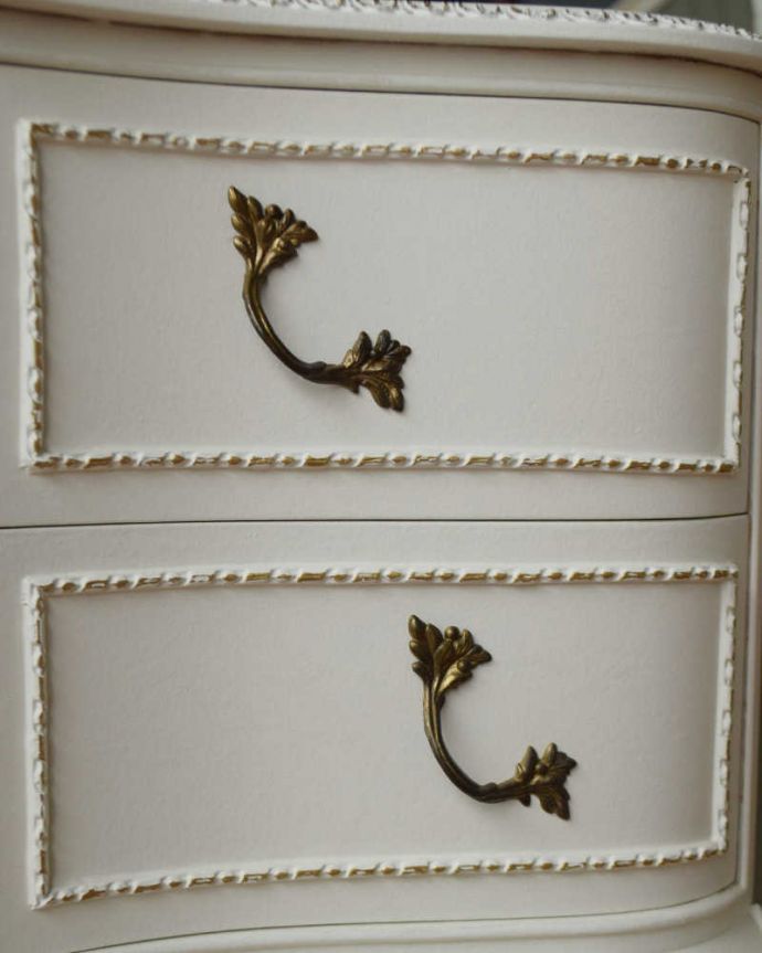 アンティークのドレッサー　アンティーク家具　憧れの可愛いドレッシングテーブル（鏡台）、アンティークのフレンチインテリア。取っ手のデザインも優雅こんな小さなパーツにもこだわっているところがアンティーク家具のよさです。(q-1575-f)