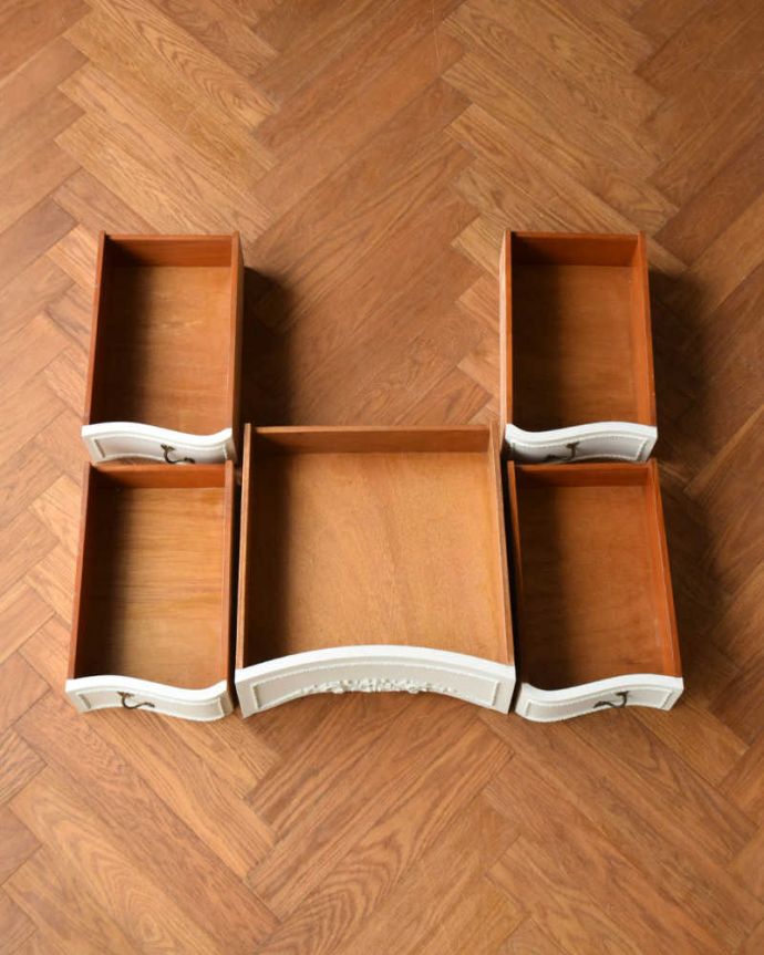 アンティークのドレッサー　アンティーク家具　憧れの可愛いドレッシングテーブル（鏡台）、アンティークのフレンチインテリア。引き出しの中もキレイに修復しました何も入れてもいいように職人がキレイにお直しした引き出しなので、中もキレイです。(q-1575-f)