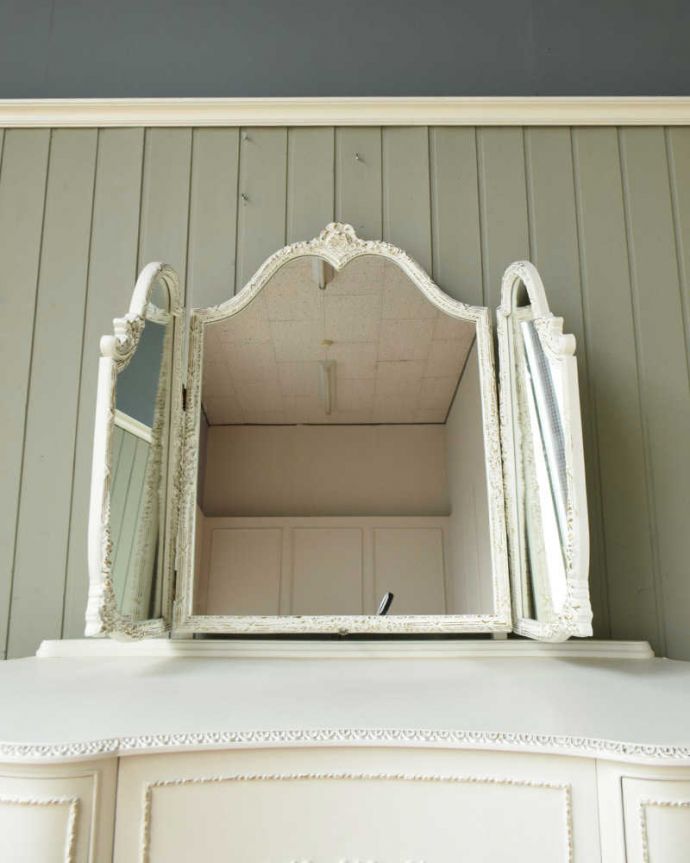 アンティークのドレッサー　アンティーク家具　憧れの可愛いドレッシングテーブル（鏡台）、アンティークのフレンチインテリア。女子が喜ぶ三面鏡！大きく、美しいカッティングのミラーです。(q-1575-f)