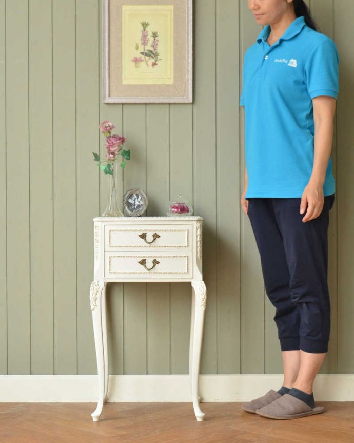 アンティークのチェスト アンティーク家具 フランス輸入のアンティーク家具、どこから見ても美しいベッドサイドチェスト 。毎日がお姫さま気分で過ごせるチェストまるでおとぎ話の世界から飛び出てきたような可愛いデザインのチェスト。(q-1576-f)