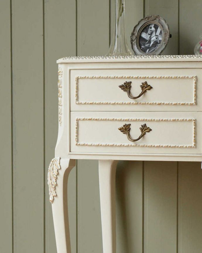 アンティークのチェスト アンティーク家具 フランス輸入のアンティーク家具、どこから見ても美しいベッドサイドチェスト 。女子力がUPしちゃう優雅な曲線美フランスらしいエレガントな曲線が一番の魅力です。(q-1576-f)