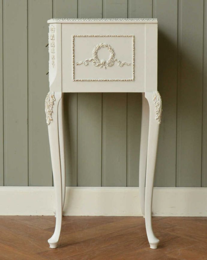 アンティークのチェスト アンティーク家具 フランス輸入のアンティーク家具、どこから見ても美しいベッドサイドチェスト 。横顔だって美しいんですどこから見ても美しく見えるように、横側もキレイに修復してあります。(q-1576-f)