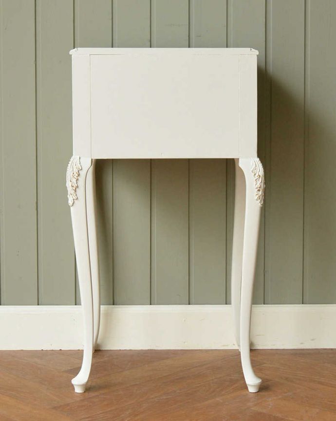 アンティークのチェスト アンティーク家具 フランス輸入のアンティーク家具、どこから見ても美しいベッドサイドチェスト 。後ろ姿もキレイなんですアンティークは新品ではないので、もちろん経年変化によるキズはありますが、専門の職人がキレイにお直しをしているので、後ろ姿もキレイなんです。(q-1576-f)