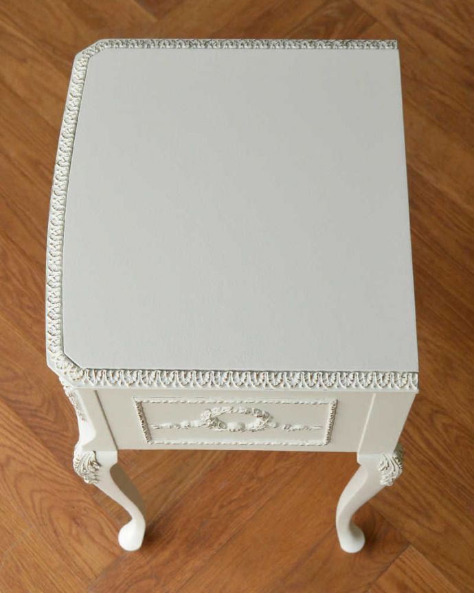 アンティークのチェスト アンティーク家具 フランス輸入のアンティーク家具、どこから見ても美しいベッドサイドチェスト 。何を置こうかな・・・?上から見ると天板の形はこんな感じです。(q-1576-f)