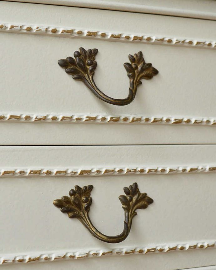 アンティークのチェスト アンティーク家具 フランス輸入のアンティーク家具、どこから見ても美しいベッドサイドチェスト 。開ける度にワクワクする取っ手優雅なデザインは、もちろん取っ手の部分も。(q-1576-f)