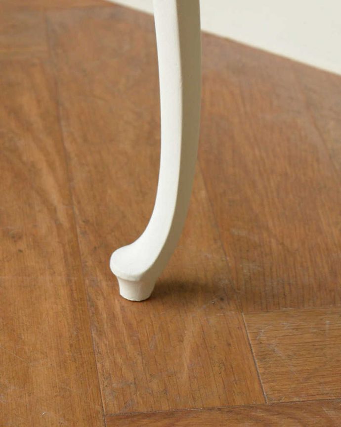 アンティークのチェスト アンティーク家具 フランス輸入のアンティーク家具、どこから見ても美しいベッドサイドチェスト 。女性1人でラクラク運べちゃう仕掛けHandleのアンティークは、脚の裏にフェルトキーパーをお付けしています。(q-1576-f)