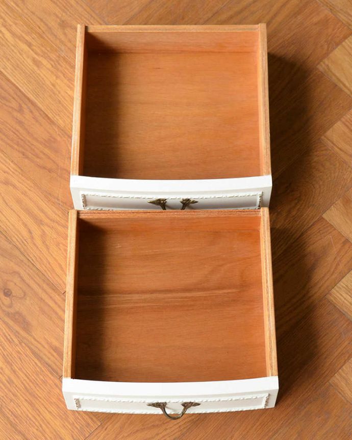 アンティークのチェスト アンティーク家具 フランス輸入のアンティーク家具、どこから見ても美しいベッドサイドチェスト 。引き出しの中もキレイに修復しましたチェストで一番気になる引き出しの中も、もちろん専門の職人がキレイに修復しました。(q-1576-f)