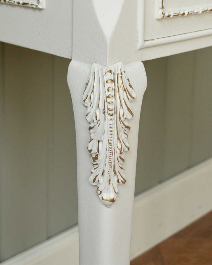 アンティークのチェスト アンティーク家具 フランス輸入のアンティーク家具、どこから見ても美しいベッドサイドチェスト 。やっぱりココがフランスらしい美しい彫にうっとり・・・ポイントポイントの装飾がキレイです。(q-1576-f)