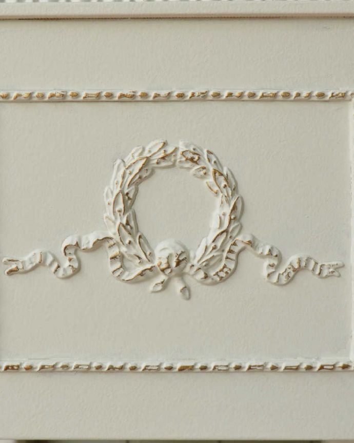 アンティークのチェスト アンティーク家具 フランス輸入のアンティーク家具、どこから見ても美しいベッドサイドチェスト 。惚れ惚れしちゃう美しさ女性らしい彫り。(q-1576-f)