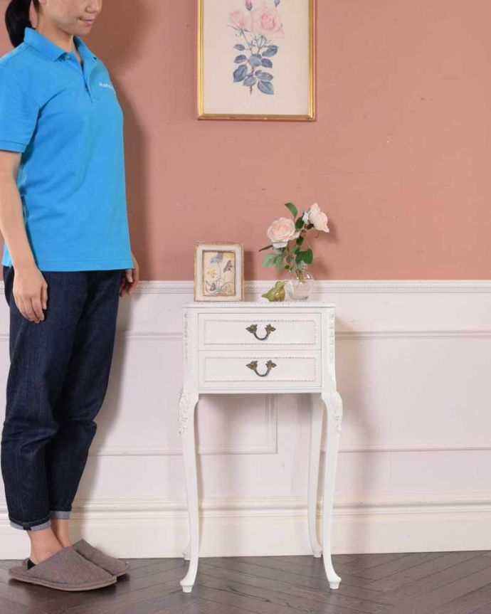 アンティークのチェスト アンティーク家具 フランス輸入のアンティーク家具、ホワイトペイントの素敵なベッドサイドチェスト 。毎日がお姫さま気分で過ごせるチェストまるでおとぎ話の世界から飛び出てきたような可愛いデザインのチェスト。(q-1577-f)