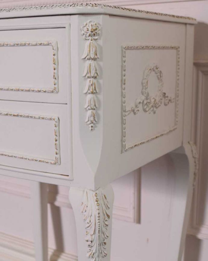 アンティークのチェスト アンティーク家具 フランス輸入のアンティーク家具、ホワイトペイントの素敵なベッドサイドチェスト 。やっぱりココがフランスらしい美しい彫にうっとり・・・ポイントポイントの装飾がキレイです。(q-1577-f)