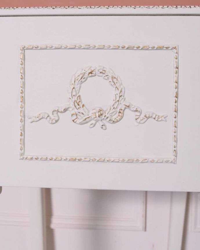 アンティークのチェスト アンティーク家具 フランス輸入のアンティーク家具、ホワイトペイントの素敵なベッドサイドチェスト 。惚れ惚れしちゃう美しさ女性らしい彫り。(q-1577-f)
