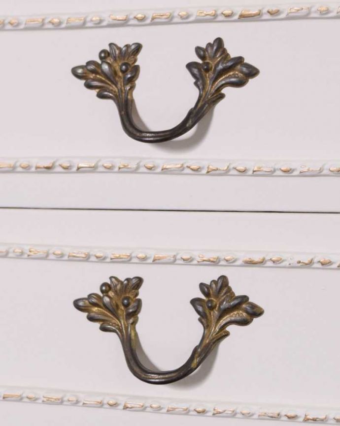 アンティークのチェスト アンティーク家具 フランス輸入のアンティーク家具、ホワイトペイントの素敵なベッドサイドチェスト 。開ける度にワクワクする取っ手優雅なデザインは、もちろん取っ手の部分も。(q-1577-f)