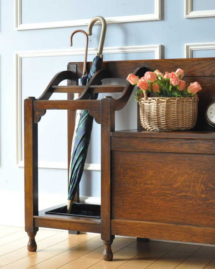 アンティークの玄関収納　アンティーク家具　英国らしい紳士のアンティークホールスタンド、ベンチ付のステッキスタンド（傘立て） 。玄関を華やかにしてくれる英国デザイン海を渡って来てくれたおかげで、日本ではとても素敵な傘立てとして使えます。(q-1578-f)