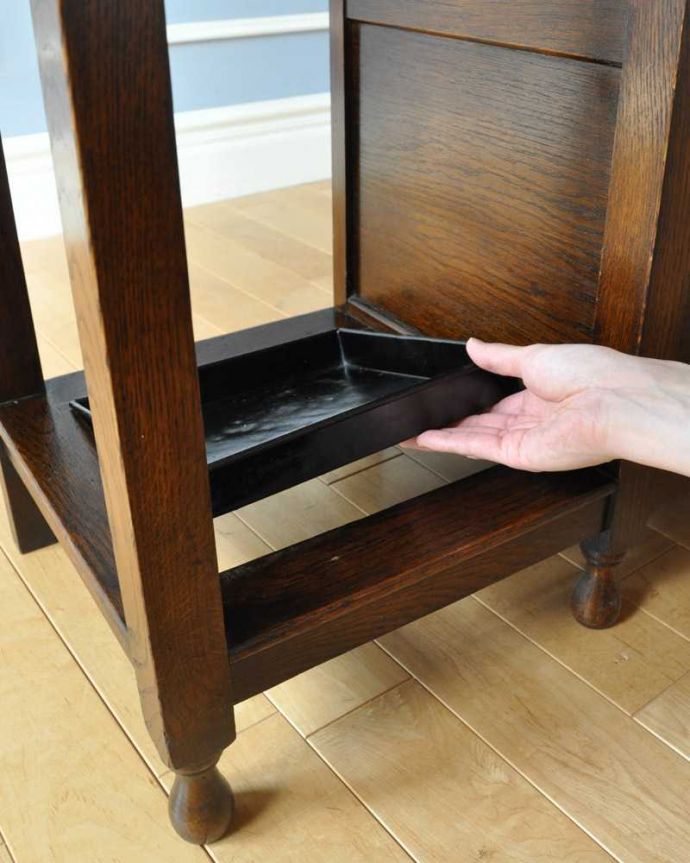 アンティークの玄関収納　アンティーク家具　英国らしい紳士のアンティークホールスタンド、ベンチ付のステッキスタンド（傘立て） 。安心して使えるポイント濡れたままの傘を入れて大丈夫なように雨受けが付いています。(q-1578-f)