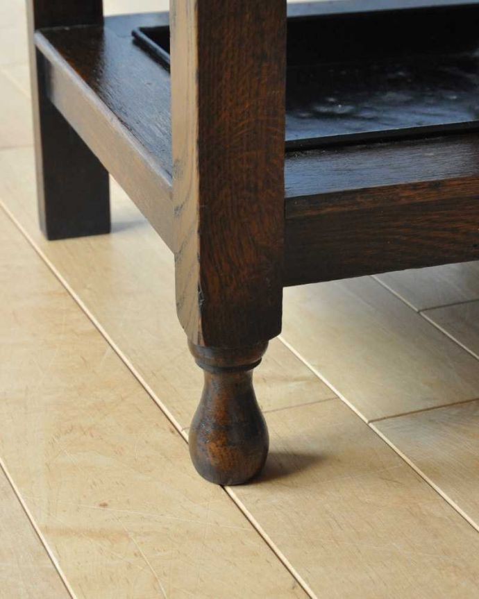 アンティークの玄関収納　アンティーク家具　英国らしい紳士のアンティークホールスタンド、ベンチ付のステッキスタンド（傘立て） 。女性1人でラクラク運べちゃう仕掛けHandleのアンティークは、脚の裏にフェルトキーパーをお付けしています。(q-1578-f)