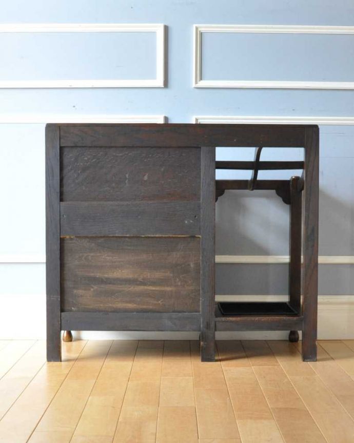 アンティークの玄関収納　アンティーク家具　英国らしい紳士のアンティークホールスタンド、ベンチ付のステッキスタンド（傘立て） 。修復したので後姿もキレイですアンティークは新品ではないので、もちろん経年変化によるキズはありますが、専門の職人がキレイに修復したので、後ろ姿もキレイです。(q-1578-f)