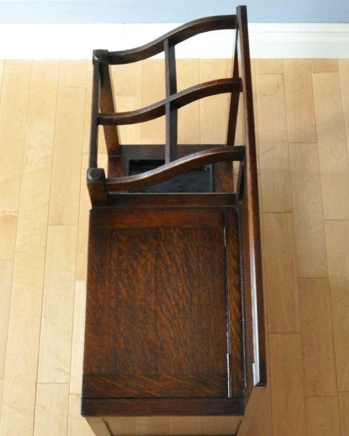 アンティークの玄関収納　アンティーク家具　英国らしい紳士のアンティークホールスタンド、ベンチ付のステッキスタンド（傘立て） 。上から見るとこんな感じもともとステッキを立てていただけあって、傘を立てて収納しやすいデザインになっているんです。(q-1578-f)