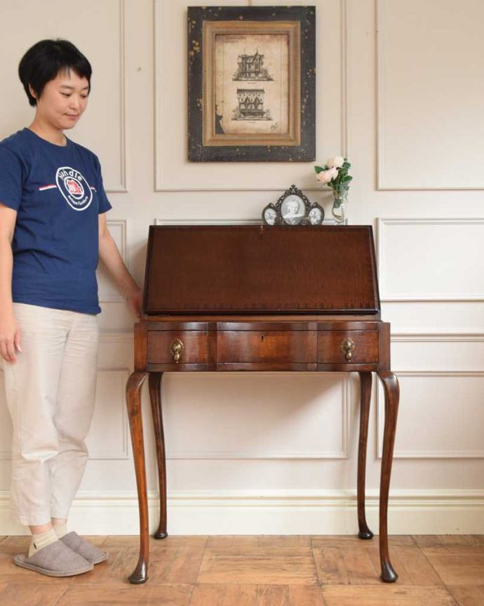 ビューロー　アンティーク家具　アンティーク英国輸入家具、脚の曲線が美しいライティングビューローデスク 。1台でチェストとデスク両方使える便利な家具扉を倒すとあっという間にデスクになっちゃうビューロー。(q-1579-f)