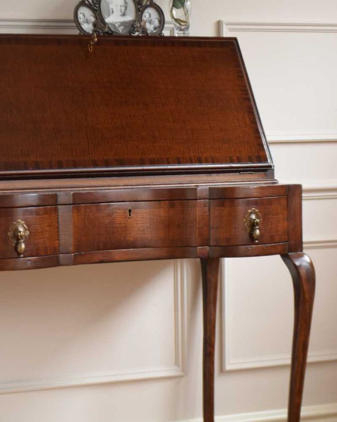 ビューロー　アンティーク家具　アンティーク英国輸入家具、脚の曲線が美しいライティングビューローデスク 。アンティークだから手に入る木目の美しさ高級な木材の木目が美しい部分だけを使って造られたビューローは木目自体が装飾。(q-1579-f)