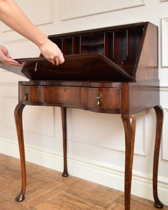ビューロー　アンティーク家具　アンティーク英国輸入家具、脚の曲線が美しいライティングビューローデスク 。あっという間に簡単デスクビューロー部分の扉を前に倒すだけで、デスクが登場！もちろん女性でも簡単です。(q-1579-f)