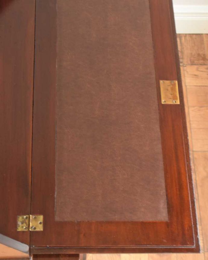ビューロー　アンティーク家具　アンティーク英国輸入家具、脚の曲線が美しいライティングビューローデスク 。デスクの天板を見てみると･･･気になる天板部分もキレイにお直ししました。(q-1579-f)