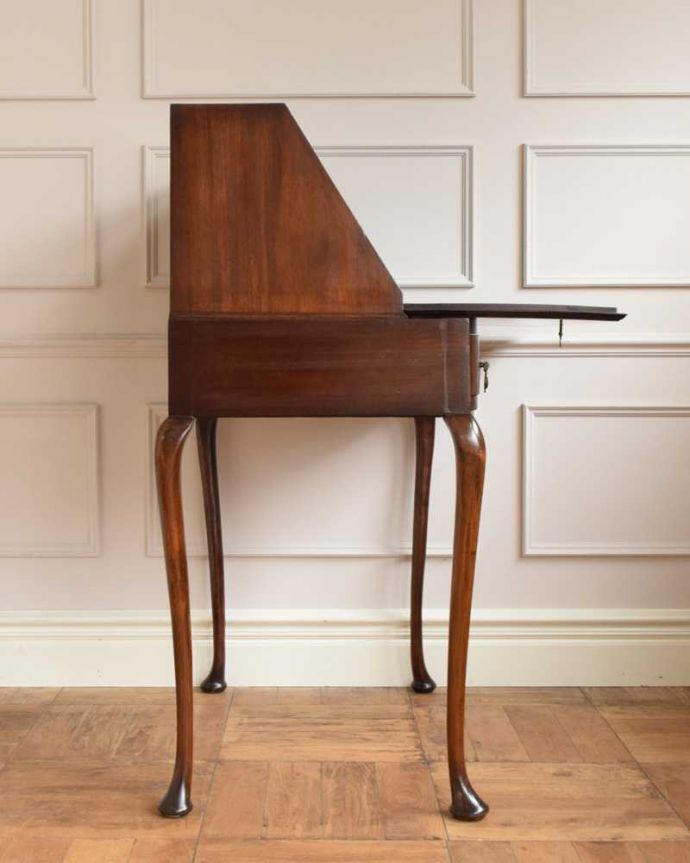 ビューロー　アンティーク家具　アンティーク英国輸入家具、脚の曲線が美しいライティングビューローデスク 。横から見ても素敵なんですもちろん、横から見られてもいいようにキレイに仕上げてあります。(q-1579-f)