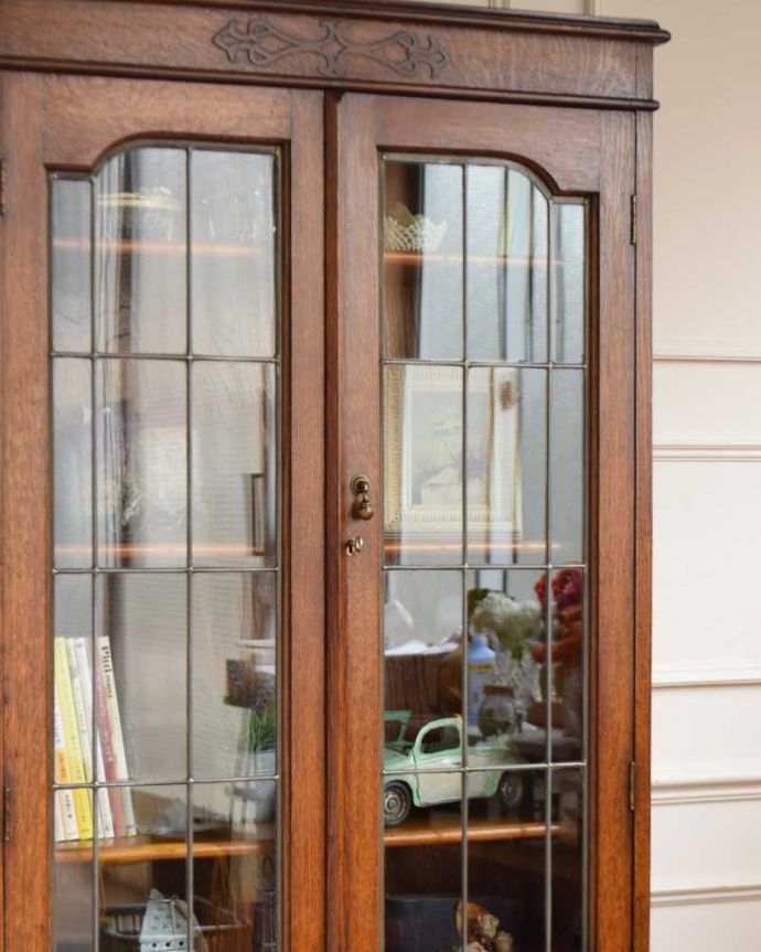 アンティークのキャビネット アンティーク家具 美しいガラス扉のアンティーク家具、飾り棚にもなるアンティークブックケース (キャビネット)。まずはステンドグラスを楽しみましょう現代のように機械が発達していない時代に作られたステンドグラス。(q-1580-f)