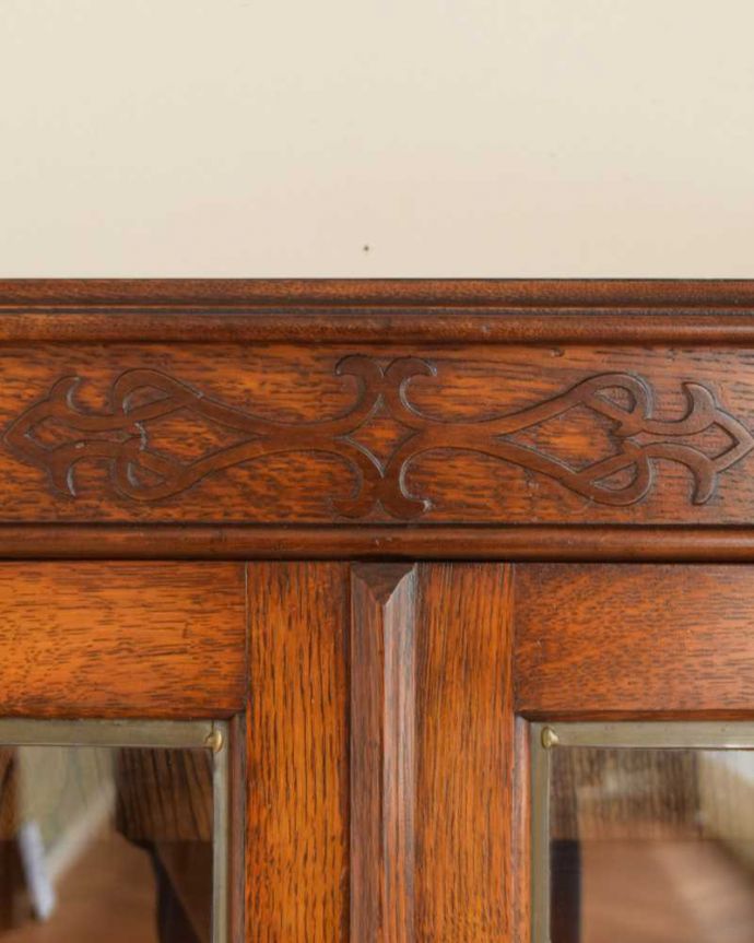 アンティークのキャビネット アンティーク家具 美しいガラス扉のアンティーク家具、飾り棚にもなるアンティークブックケース (キャビネット)。惚れ惚れする彫の美しさこんなに堅い無垢材に一体どうやって彫ったんだろう?と不思議になるくらいアンティークらしく細かい彫りは眺めているだけでうっとりする美しさです。(q-1580-f)