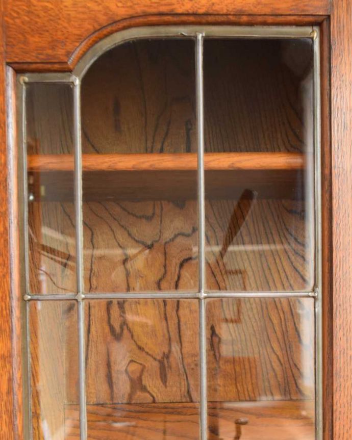 アンティークのキャビネット アンティーク家具 美しいガラス扉のアンティーク家具、飾り棚にもなるアンティークブックケース (キャビネット)。アンティークのガラスの美しさガラスも古いアンティークのステンドグラスは独特の雰囲気が魅力。(q-1580-f)