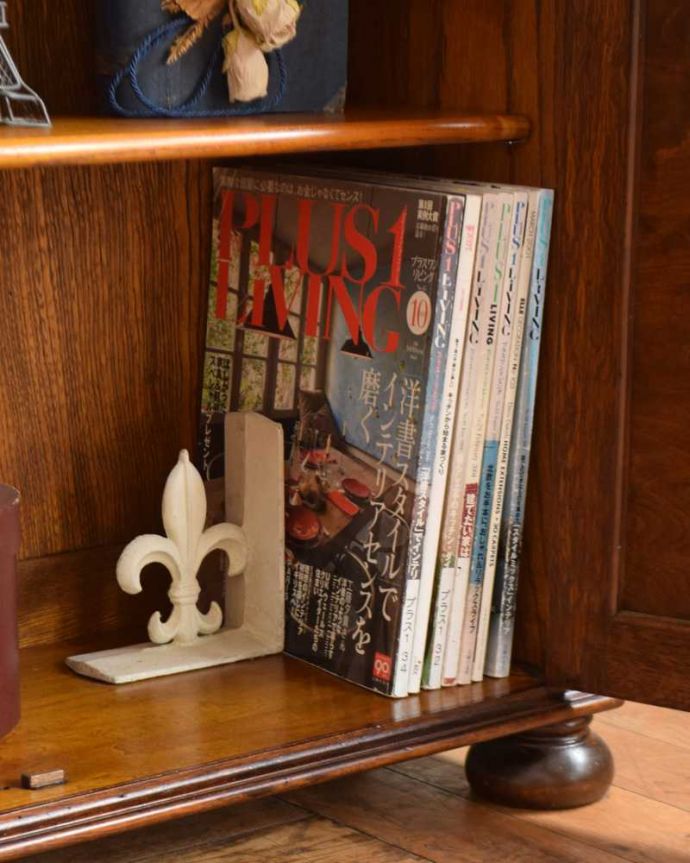 アンティークのキャビネット アンティーク家具 美しいガラス扉のアンティーク家具、飾り棚にもなるアンティークブックケース (キャビネット)。扉の中は収納たっぷりA4サイズの雑誌までしっかり収納出来ちゃう大きさ。(q-1580-f)