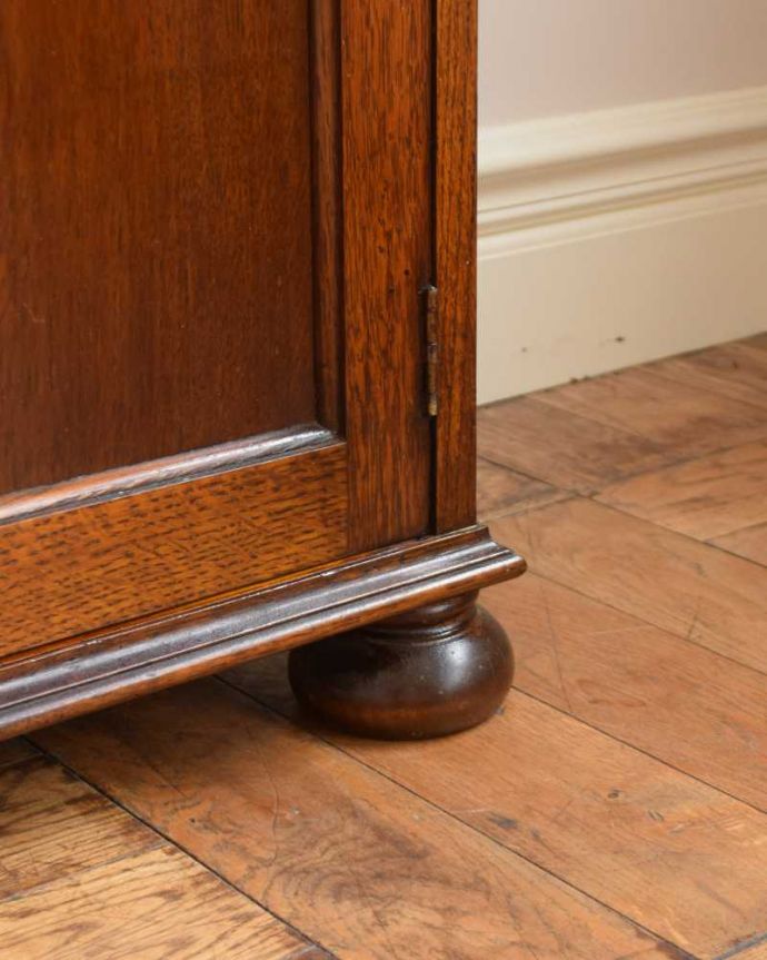 アンティークのキャビネット アンティーク家具 美しいガラス扉のアンティーク家具、飾り棚にもなるアンティークブックケース (キャビネット)。女性1人でラクラク運べちゃうんですHandleのアンティークは、脚の裏にフェルトキーパーをお付けしています。(q-1580-f)