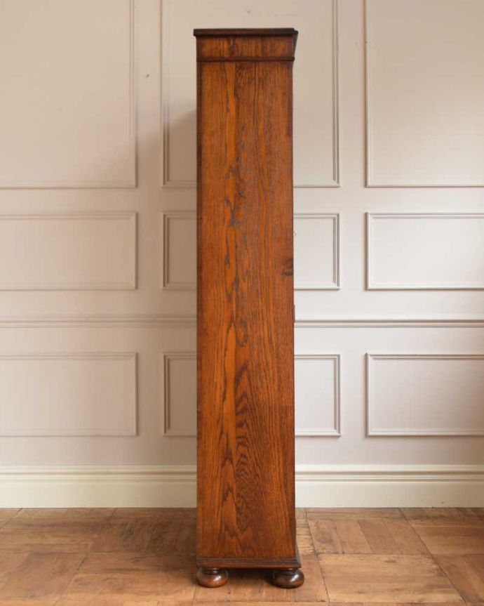 アンティークのキャビネット アンティーク家具 美しいガラス扉のアンティーク家具、飾り棚にもなるアンティークブックケース (キャビネット)。横から見てもステキもちろん横もキレイに修復していますので、横顔だって美しいんです。(q-1580-f)