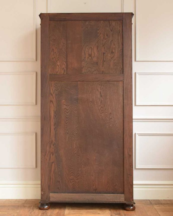 アンティークのキャビネット アンティーク家具 美しいガラス扉のアンティーク家具、飾り棚にもなるアンティークブックケース (キャビネット)。後ろ姿にも気を使ってますアンティークは新品ではないので、もちろん経年変化によるキズはありますが、専門の職人がキレイにお直しをしているので、後ろ姿までキレイです。(q-1580-f)