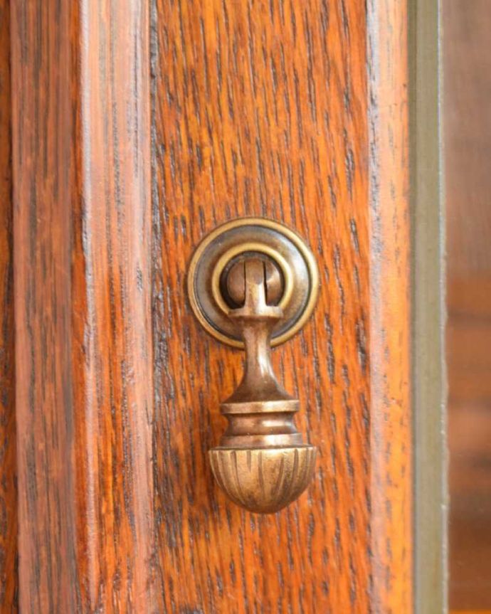 アンティークのキャビネット アンティーク家具 美しいガラス扉のアンティーク家具、飾り棚にもなるアンティークブックケース (キャビネット)。アンティークらしい取っ手アンティーク家具は取っ手もカッコイイんです。(q-1580-f)