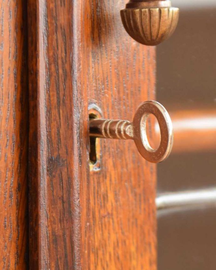 アンティークのキャビネット アンティーク家具 美しいガラス扉のアンティーク家具、飾り棚にもなるアンティークブックケース (キャビネット)。開ける度にワクワク・・・取っ手もアンティークらしいデザイン。(q-1580-f)