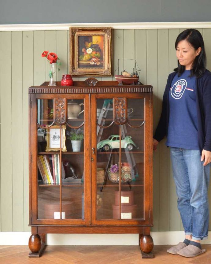 アンティークのキャビネット　アンティーク家具　イギリスから届いたアンティーク家具、お花の彫りが美しい木製のブックケース（本棚）。お気に入りの本や雑貨や本を並べてみましょう。(q-1581-f)