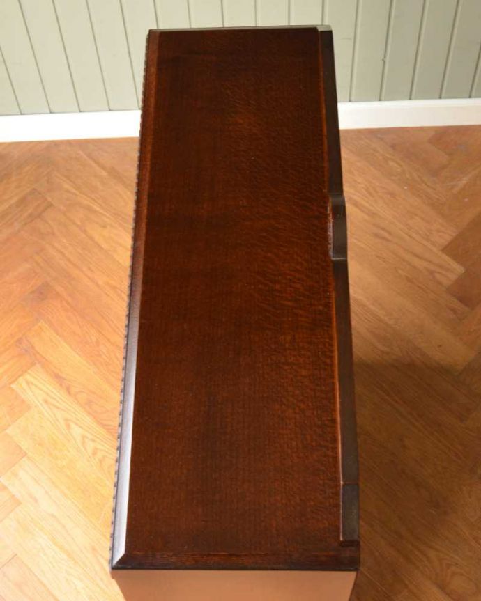 アンティークのキャビネット　アンティーク家具　イギリスから届いたアンティーク家具、お花の彫りが美しい木製のブックケース（本棚）。天板もキレイに仕上げました。(q-1581-f)