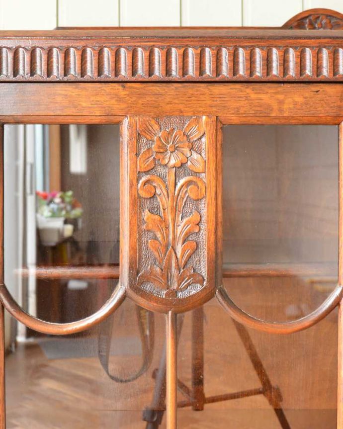 アンティークのキャビネット　アンティーク家具　イギリスから届いたアンティーク家具、お花の彫りが美しい木製のブックケース（本棚）。惚れ惚れしちゃう美しさこんなに堅い無垢材に一体どうやって彫ったんだろう？と不思議になるくらい細かい彫にうっとりです。(q-1581-f)