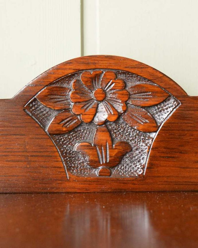 アンティークのキャビネット　アンティーク家具　イギリスから届いたアンティーク家具、お花の彫りが美しい木製のブックケース（本棚）。いろんな場所にこだわり彫のデザインもいろいろです。(q-1581-f)