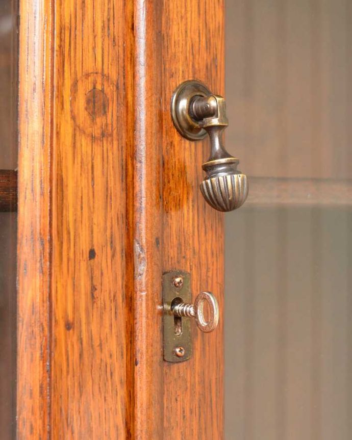 アンティークのキャビネット　アンティーク家具　イギリスから届いたアンティーク家具、お花の彫りが美しい木製のブックケース（本棚）。小さなパーツにもこだわりカギも使えるように修復しました。(q-1581-f)