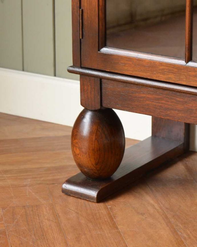 アンティークのキャビネット　アンティーク家具　イギリスから届いたアンティーク家具、お花の彫りが美しい木製のブックケース（本棚）。女性１人でラクラク運べちゃうんですHandleのアンティークは、脚の裏にフェルトキーパーをお付けしています。(q-1581-f)